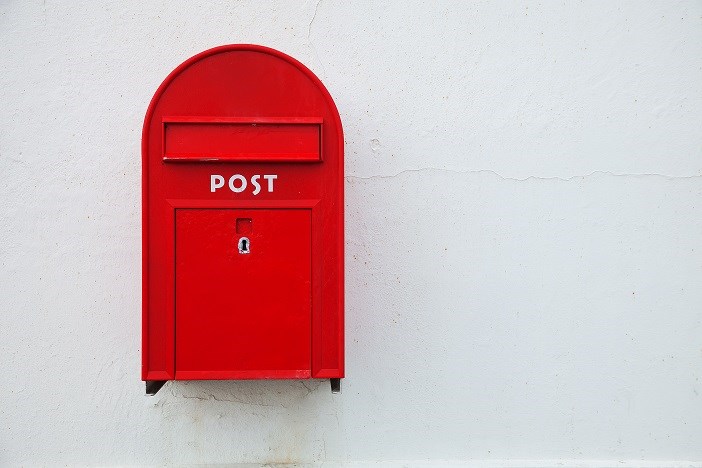 En röd postlåda.